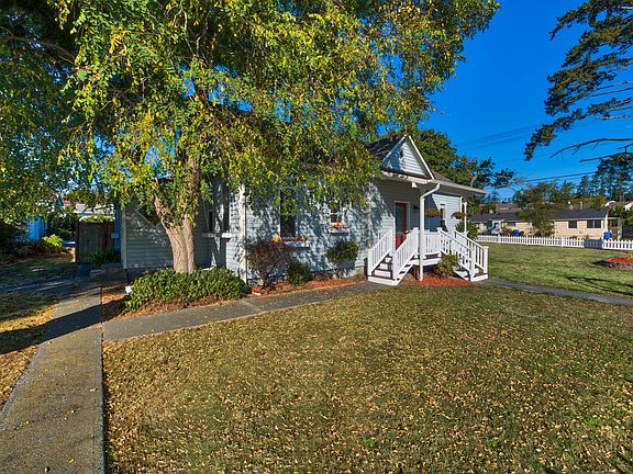 4th image of 1011 SW Glenmont Ct