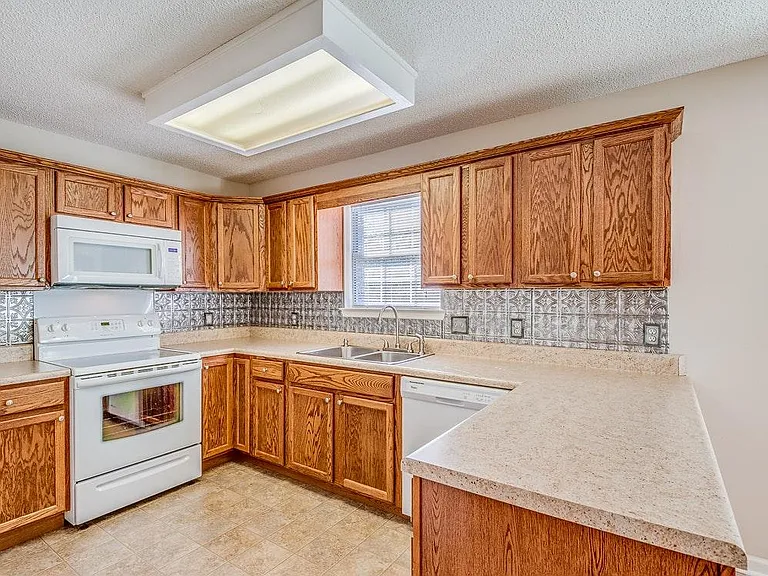 8804 Pebble Creek Rd — Photo 2
