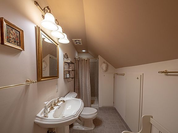 Bathroom 2 in upstairs