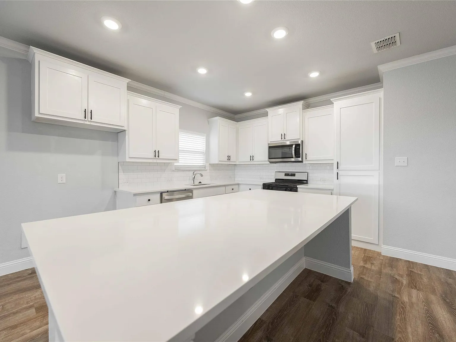 4 bed, 2700 sqft, $2,500 — Photo 3