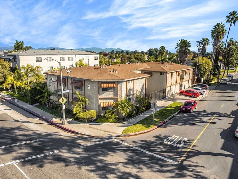 4500 N Lakewood Blvd — Photo 28