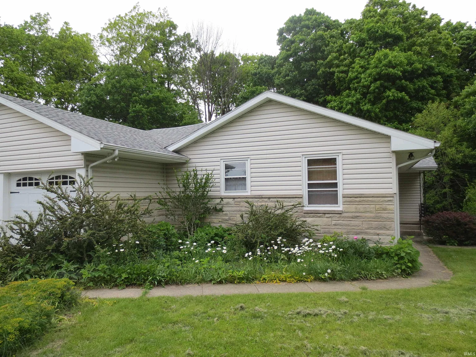 3 bed, 3.0 bath, 1634 sqft, $2,100 — Photo 2