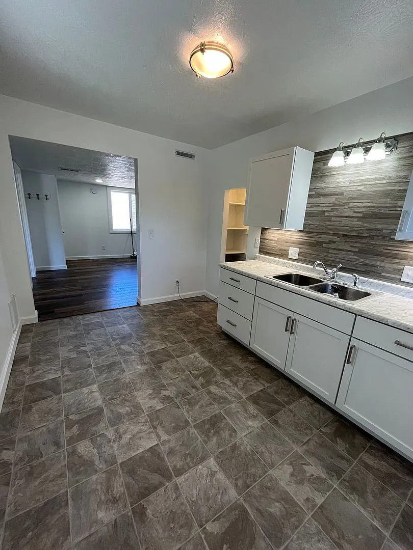 Recently Updated 2 Bed/1 Bath Upper Level Duplex Near Downtown! — Photo 1