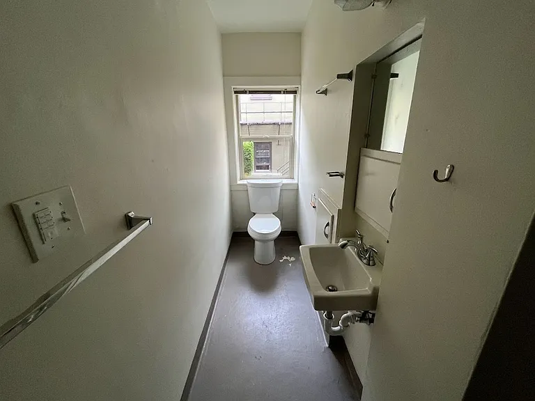 5244-5308 NE Wistaria Dr — Photo 11