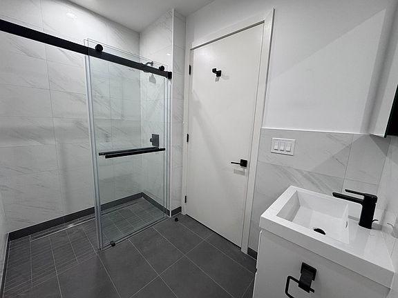 4th image of 4640 Vernon Blvd #5