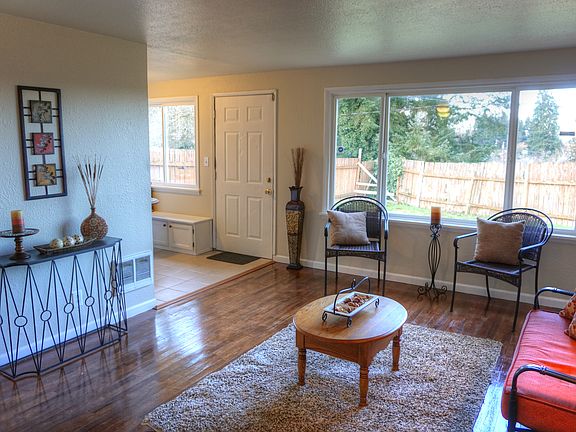 www.LamoureuxRealEstate.com