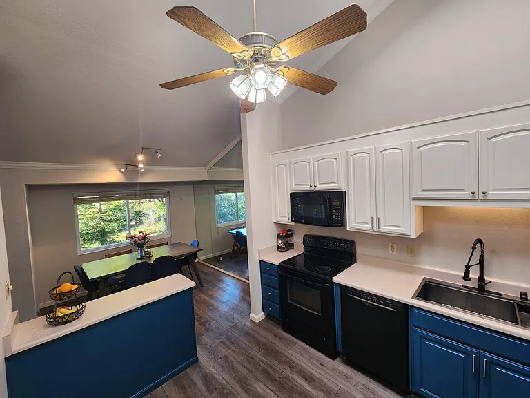 2402 Deer Tree Ct — Photo 9