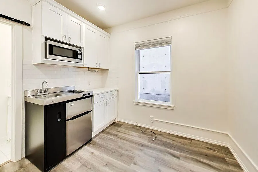Building Photo - 628 Waverly St #4