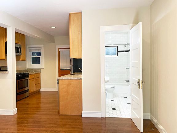 5th image of 731 Raymond Ave