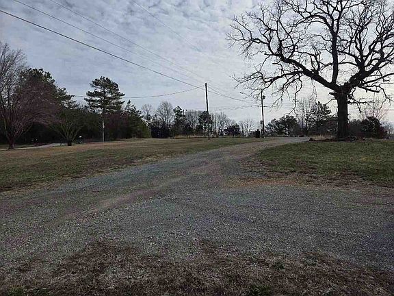 4th image of 140 Bishop Ln