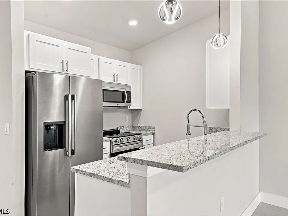 736-738 Gilbert Ave S