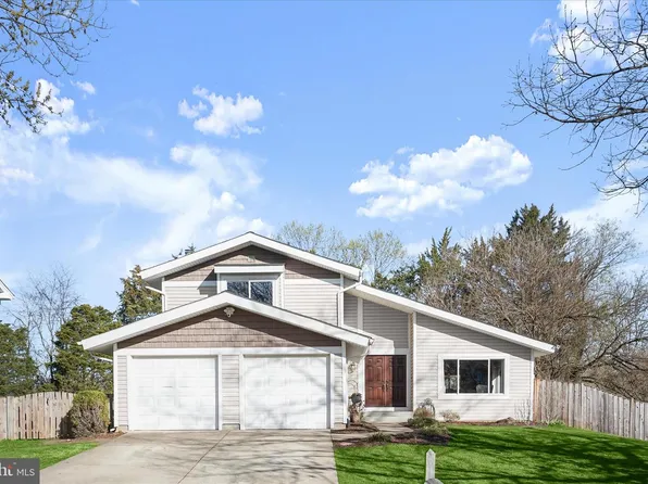 102 Evergreen St, Sterling, VA 20164