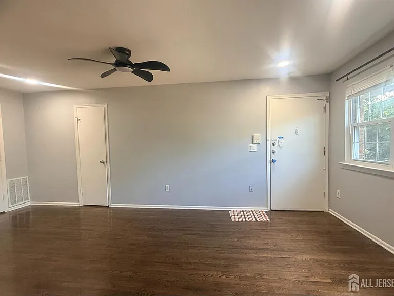 128 College Dr — Photo 5