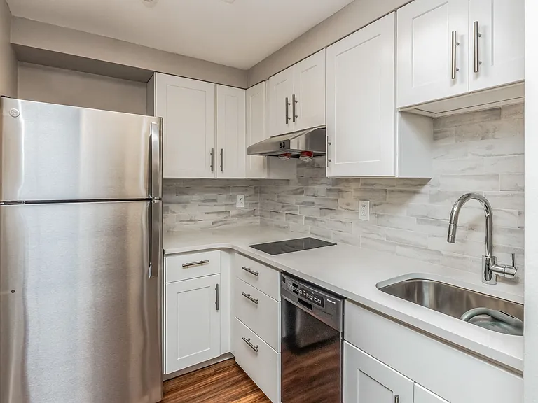 Highland Plaza Apartments — Photo 6