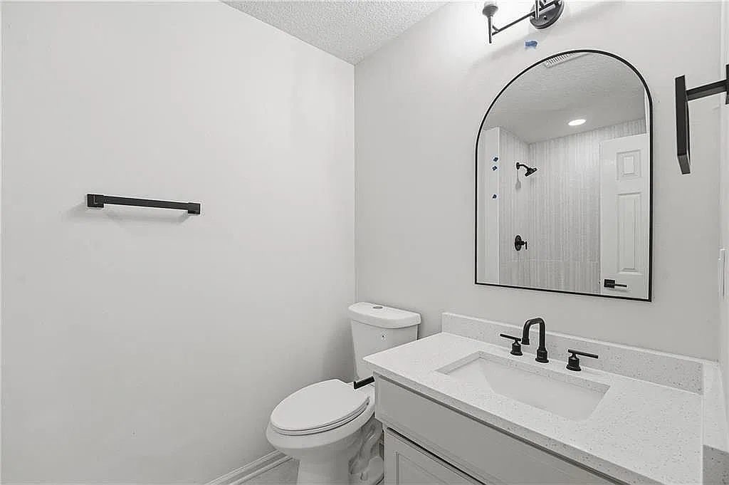 5 bed, 4.5 bath, 4829 sqft, $6,000 — Photo 3