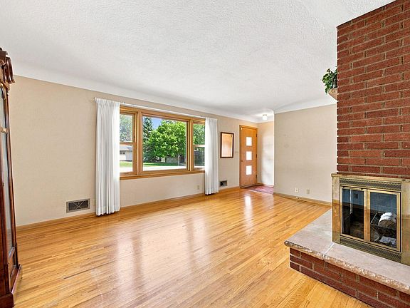 4th image of 2464 Holloway Ave E