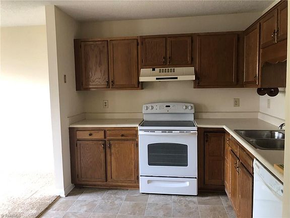 5th image of 814 Ashebrook Dr APT B