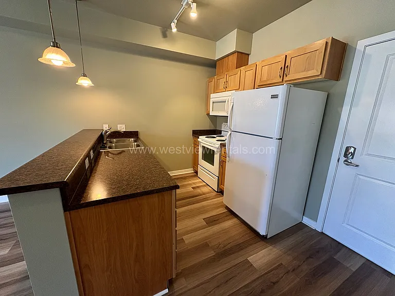 200 E Maple St — Photo 422
