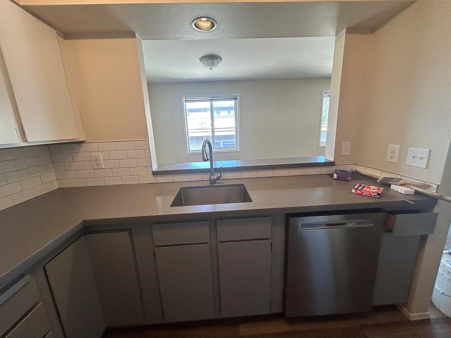 3 bed, 950 sqft, $3,200 — Photo 3