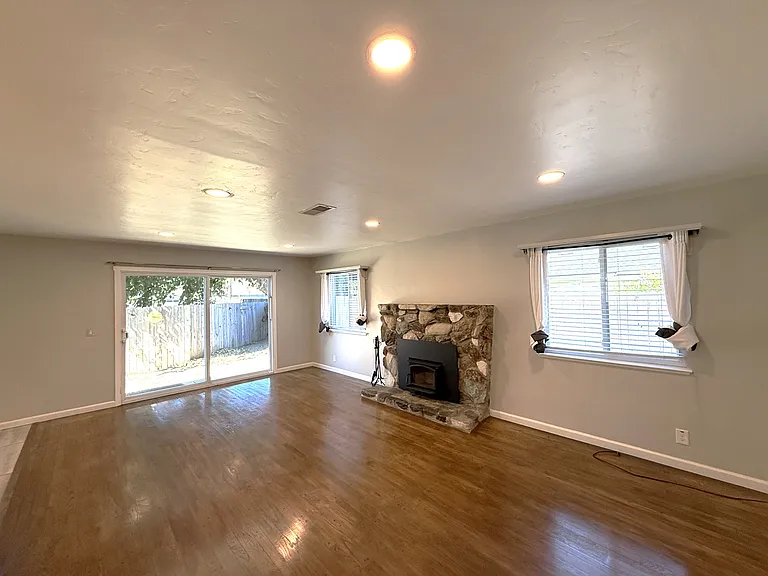 1476 Hooker Oak Ave — Photo 2