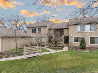746 Oak Hill Rd APT A, Lake Barrington, IL 60010