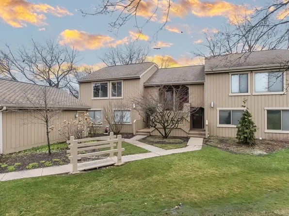 746 Oak Hill Rd APT A, Lake Barrington, IL 60010