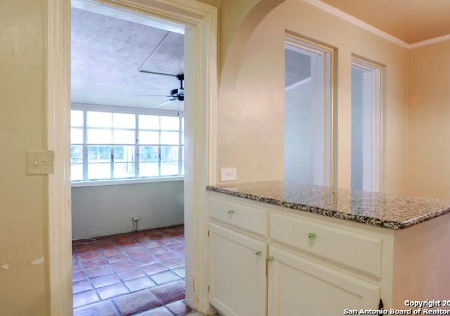 2 Bedroom/1 Bath Alamo Heights Subdivision — Photo 2