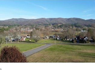 10 Oakview St, Mountain City, TN 37683