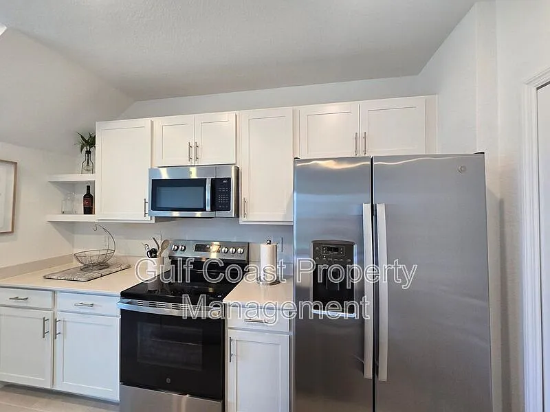 3 bed, 2.5 bath, 1347 sqft, $2,200 — Photo 4