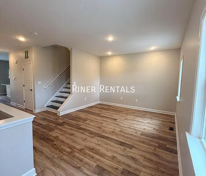 1327 Derby Dr — Photo 3