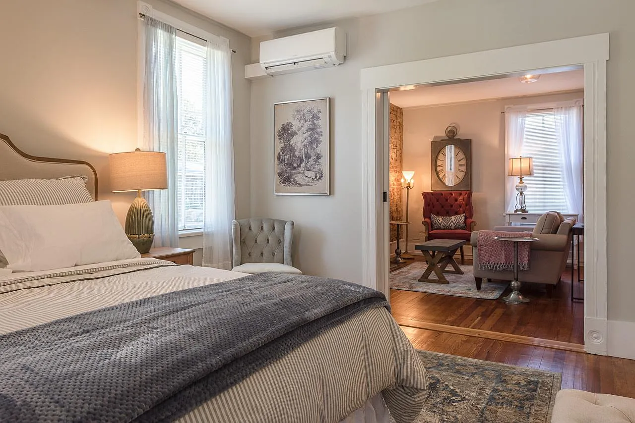 1 bed, 350 sqft, $2,550 — Photo 1