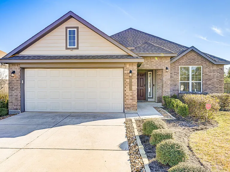 204 Shoreview Dr — Photo 1