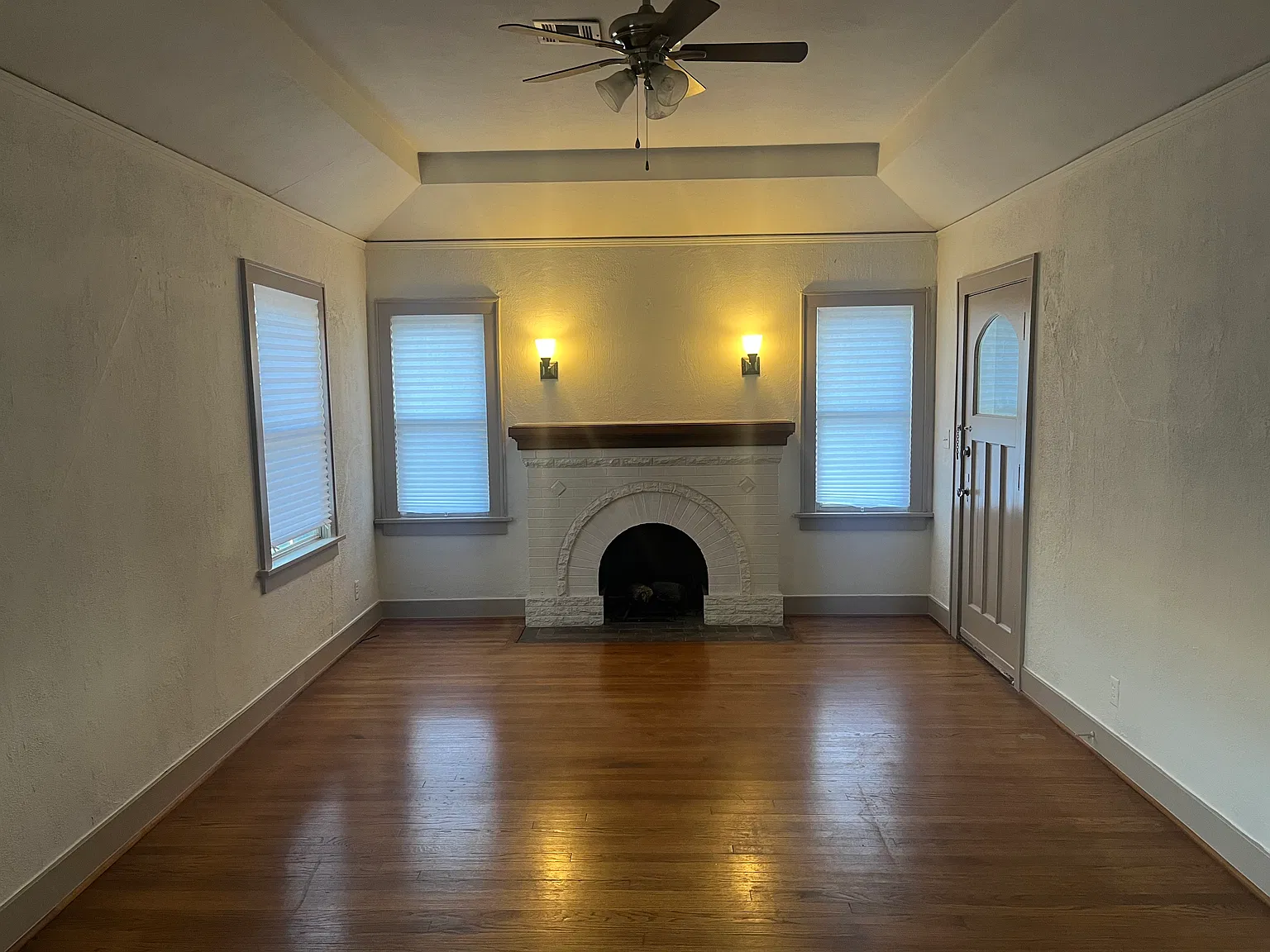 1 bed, 900 sqft, $1,199 — Photo 2