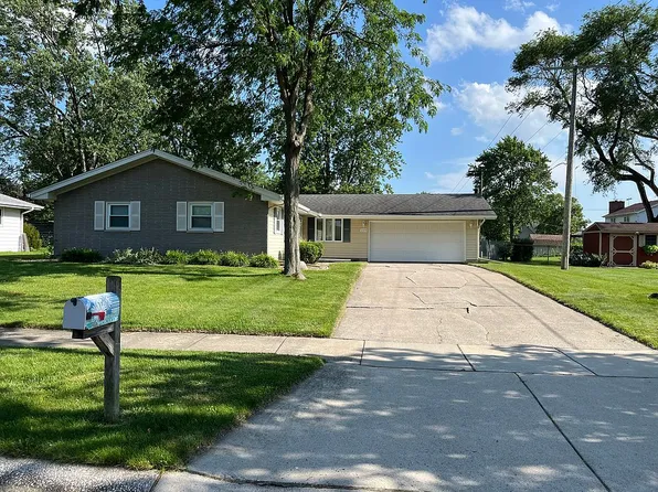 111 Sherwood Dr, Crown Point, IN 46307