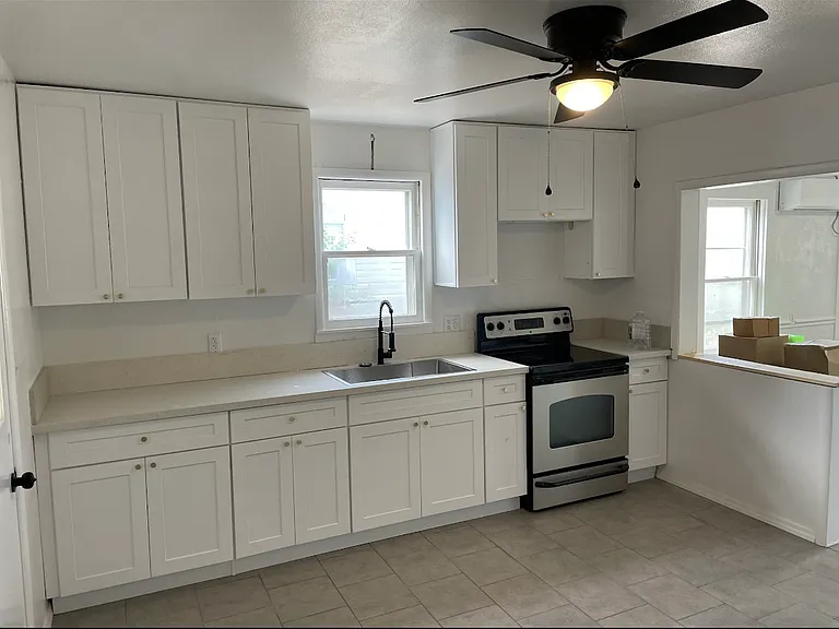408 N Roosevelt Ave — Photo 2