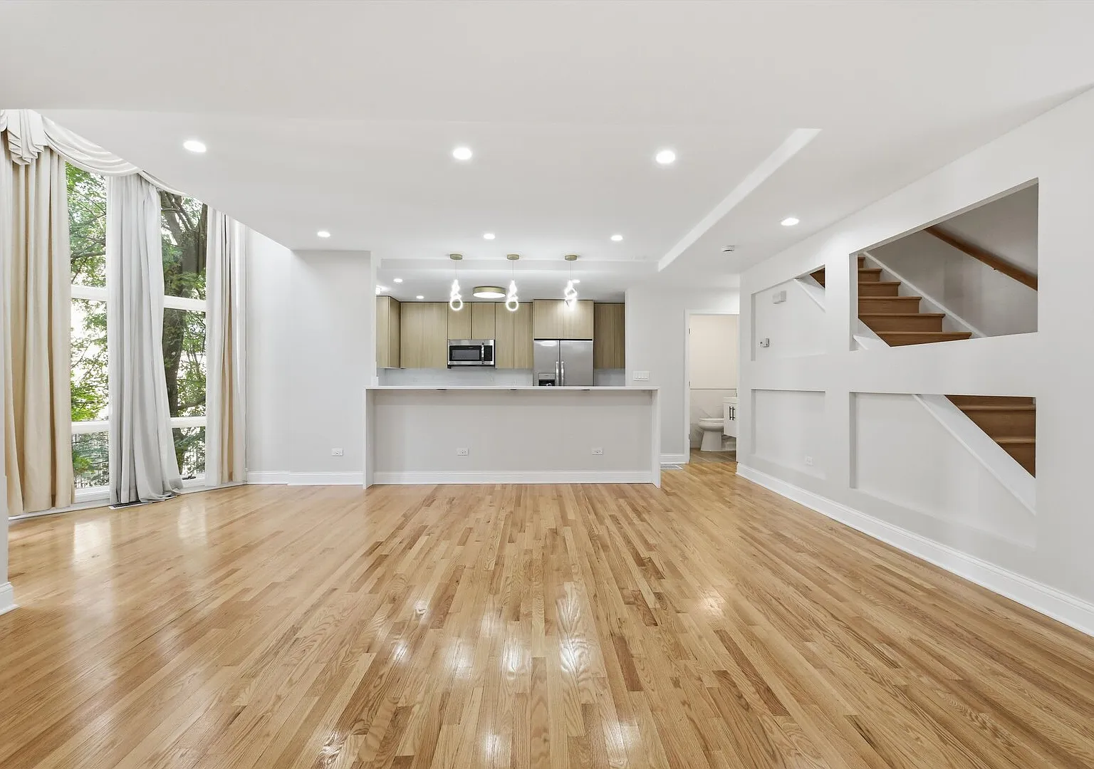 3 bed, 2.5 bath, 2400 sqft, $4,500 — Photo 2