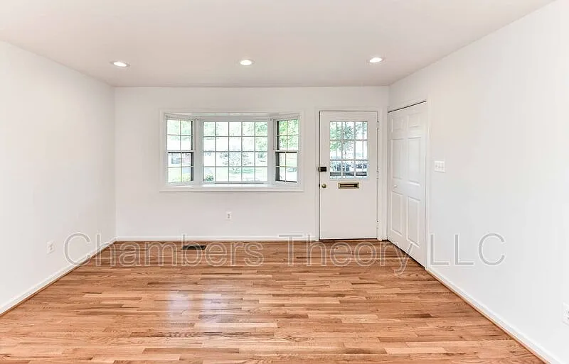 4 bed, 2.0 bath, 2000 sqft, $3,200 — Photo 2
