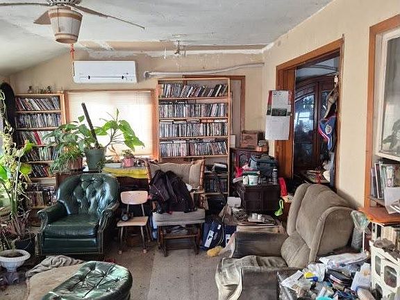 3rd image of 202 W Elroy St