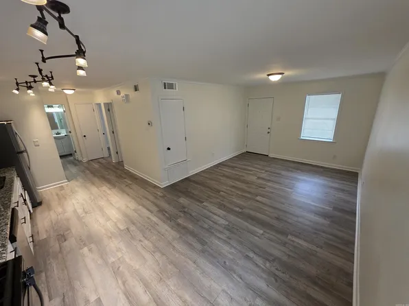 303 S Border St APT G, Benton, AR 72015