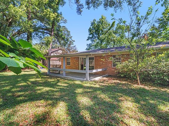 4th image of 2220 Woodlawn Dr