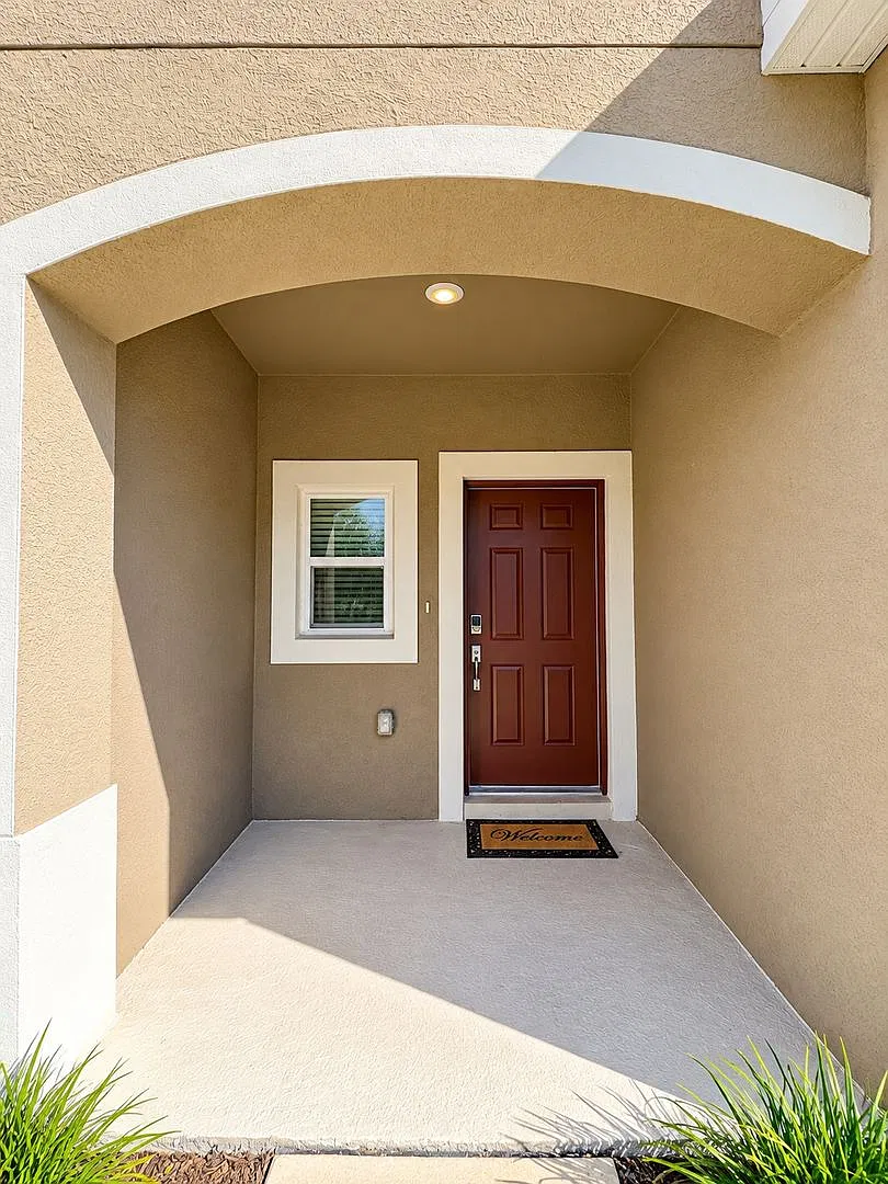 Stunning 3-Bedroom Townhome with Garage & Community Pool in Wesley Chapel! — Photo 3