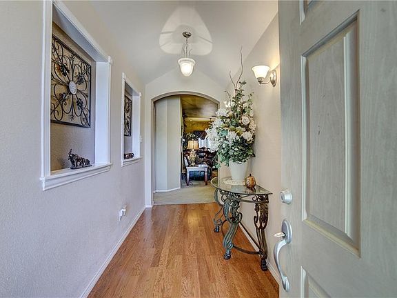 3rd image of 10409 Manhassett Dr