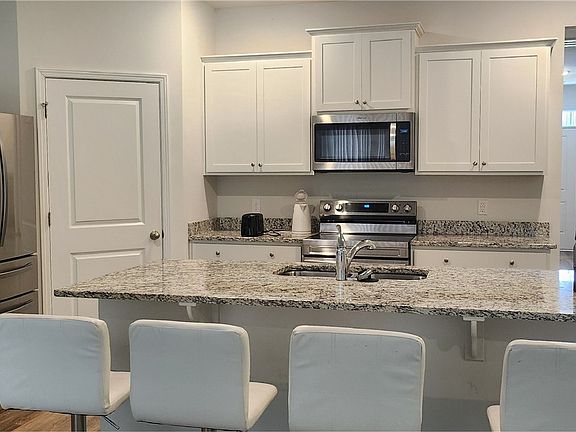 5th image of 140 Charles Ln
