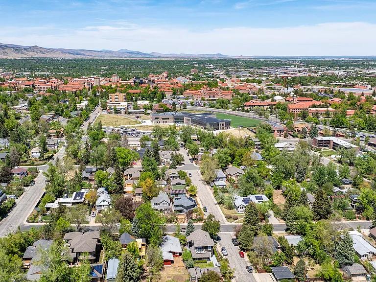 4 blocks to Colorado University