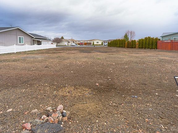 4th image of 722 NE Shoshone Dr