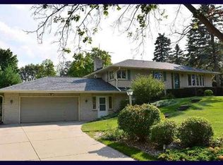 N50W22355 Roberta Dr, Lisbon, WI