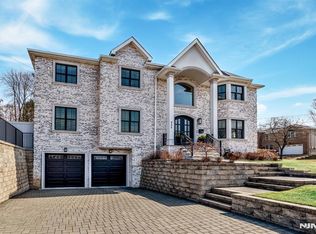 252 Gorden Dr, Paramus, NJ 07652