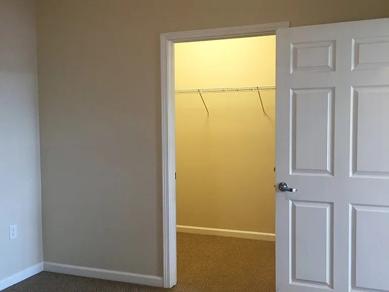 Morton Grad Apartments — Photo 35