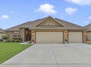 871 E Baracuda Dr, Nixa, MO 65714