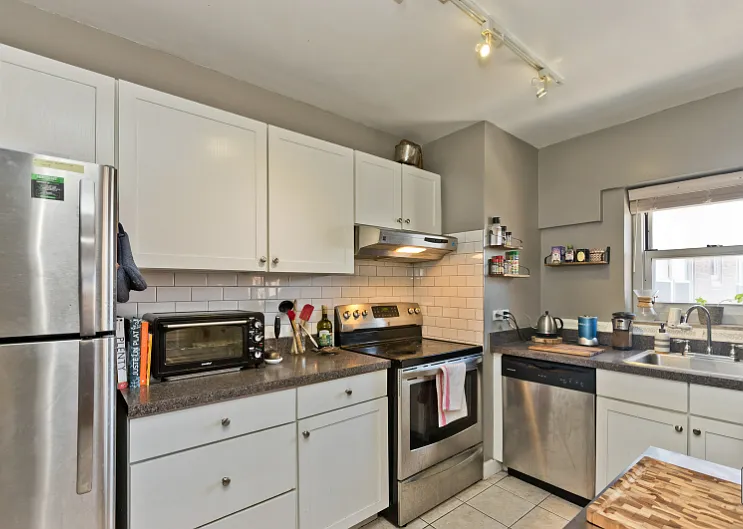 4960 N Marine Dr #719 — Photo 3